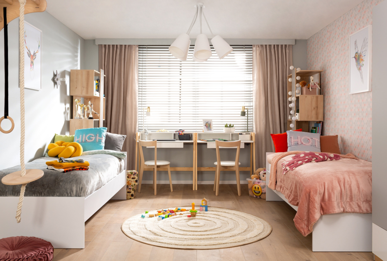 Pokój dla bliźniaków - biurka i dodatki, dzięki którym urządzisz przestrzeń do nauki dla dwojga
