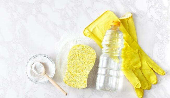 Domowe porządki? Tylko z sodą oczyszczoną! 7 głównych zastosowań