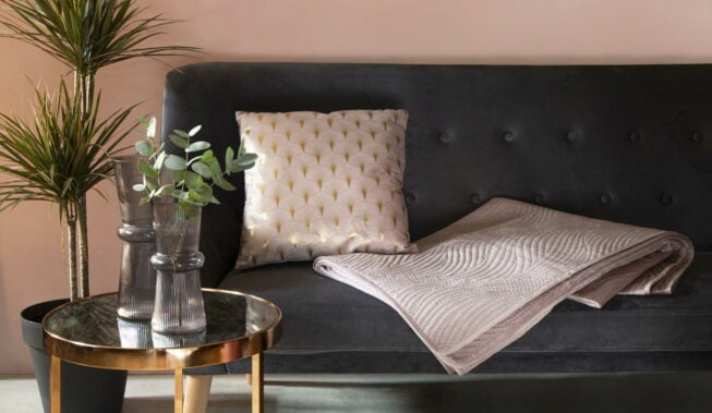 Czym przykryć kanapę w salonie? Idealne rozwiązania do każdego wnętrza!