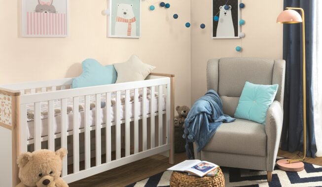 Fotel do pokoju niemowlaka – niezbędny element, którego nie może zabraknąć!