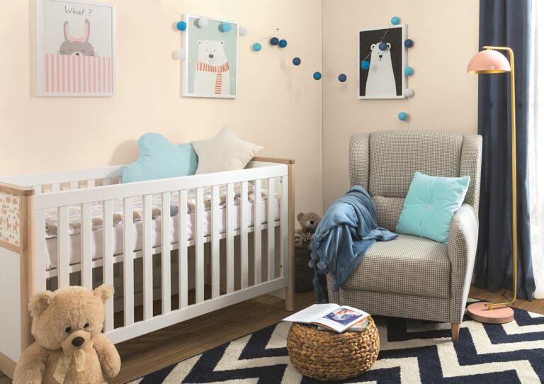 fotel w pokoju niemowlęcym