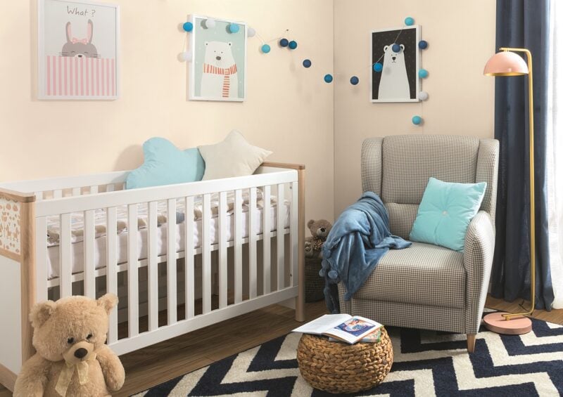 fotel w pokoju niemowlęcym