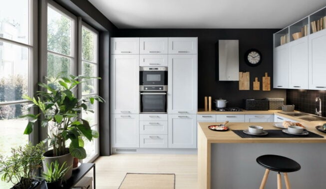 Jak skutecznie wyczyścić mikrofalówkę? Poznaj sprawdzone sposoby!