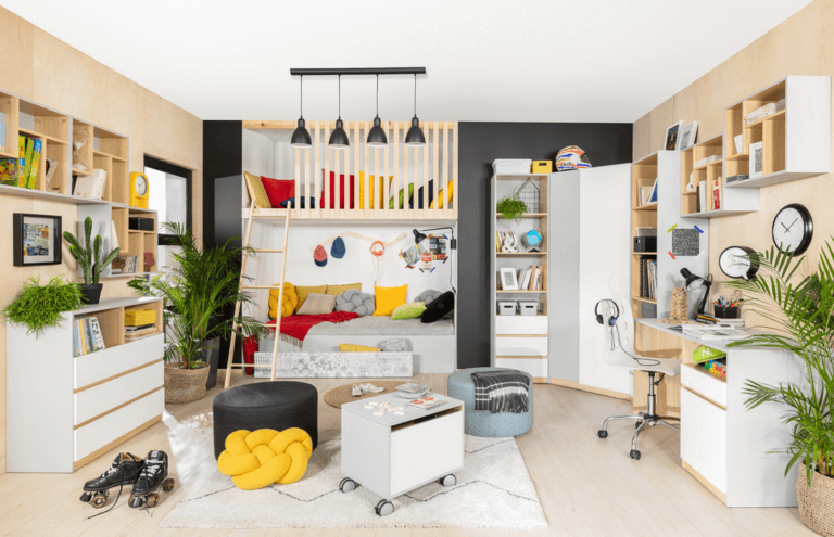 biurko ukryte w szafie