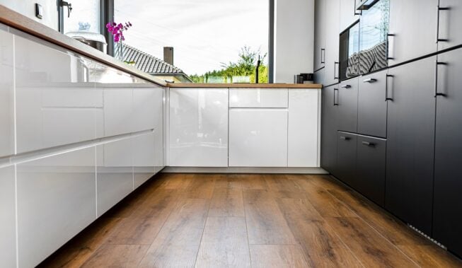 Kuchnia z narożnym oknem – aranżacje