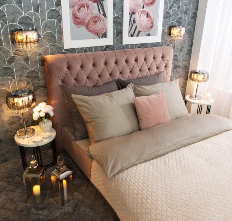 Lampy w stylu hampton w sypialni