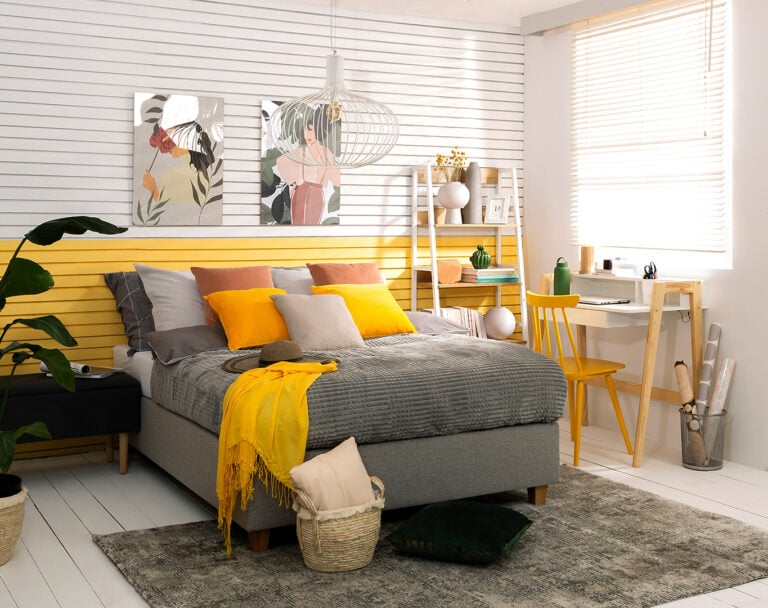 Mała sypialnia z biurkiem –