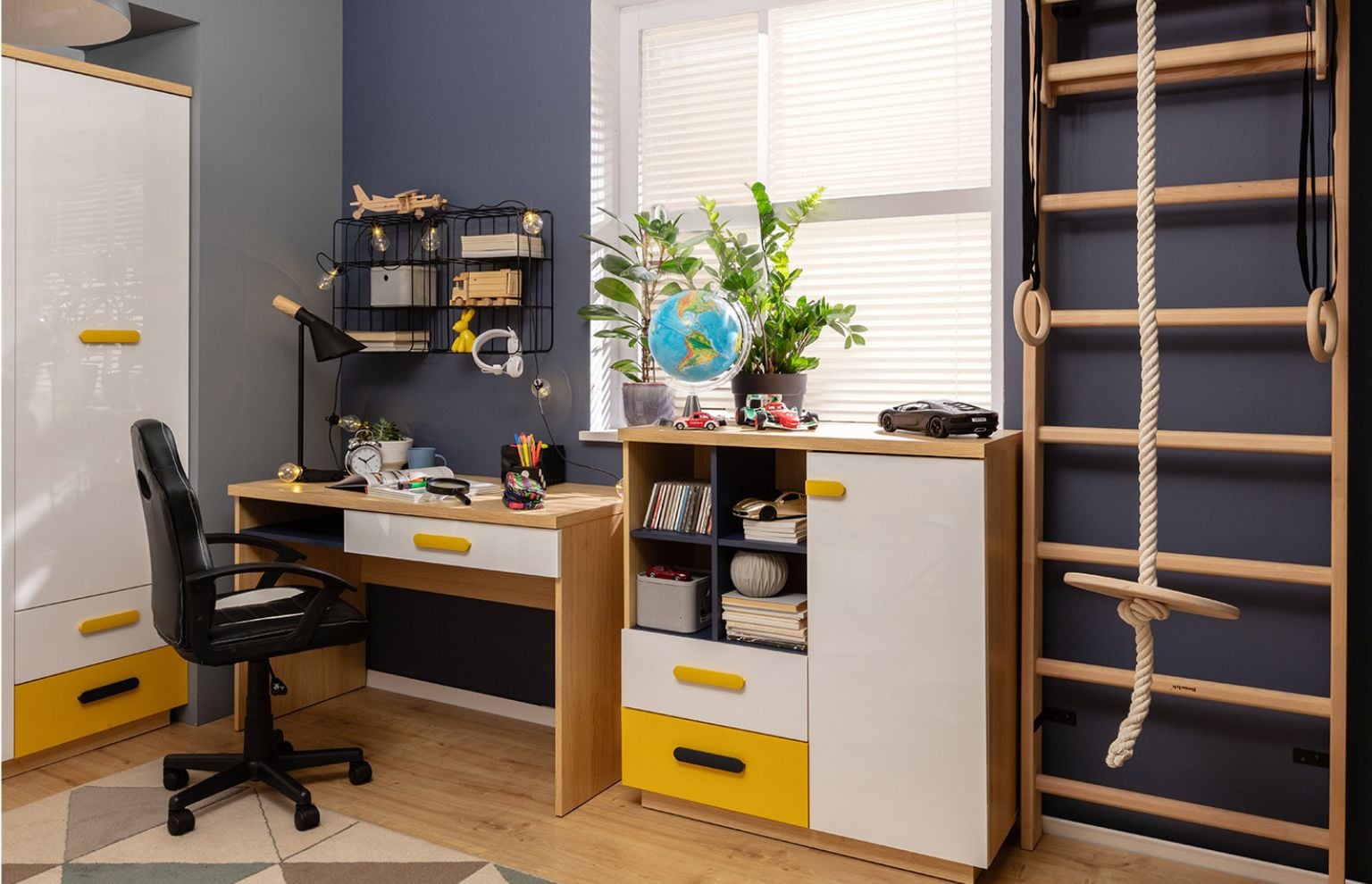 aranżacja ściany nad biurkiem