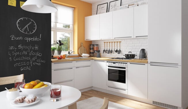 Biała kuchnia z drewnem – inspiracje