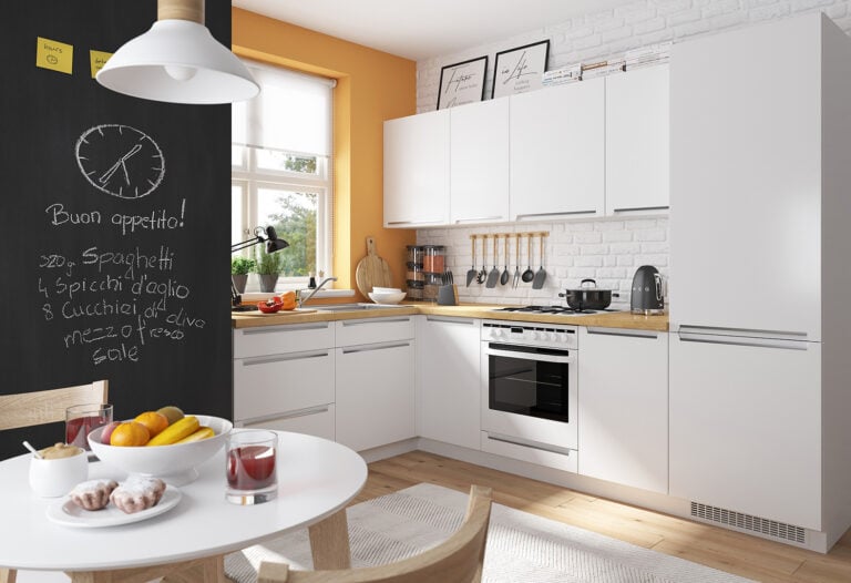 kuchnia biała z drewnem