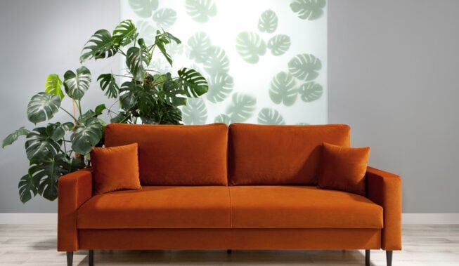 Ruda kanapa w salonie – aranżacje