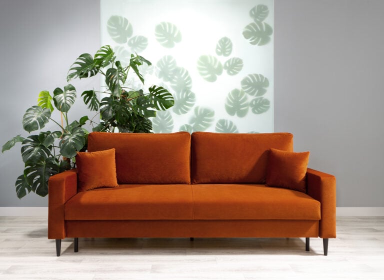 Ruda kanapa w salonie