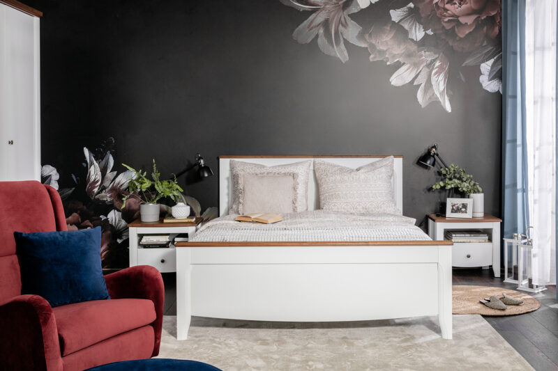 Czerwony fotel w sypialni