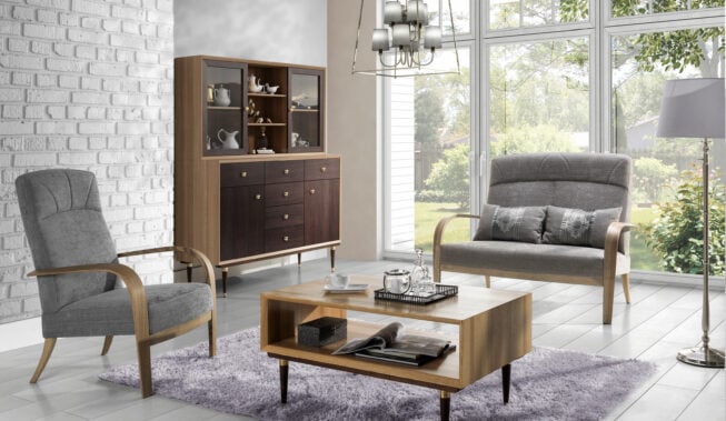Fotel Chierowskiego i inne modele z drewnianymi podłokietnikami podbijają salony!