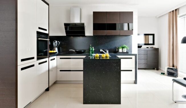 Biała kuchnia z czarnym blatem – aranżacje