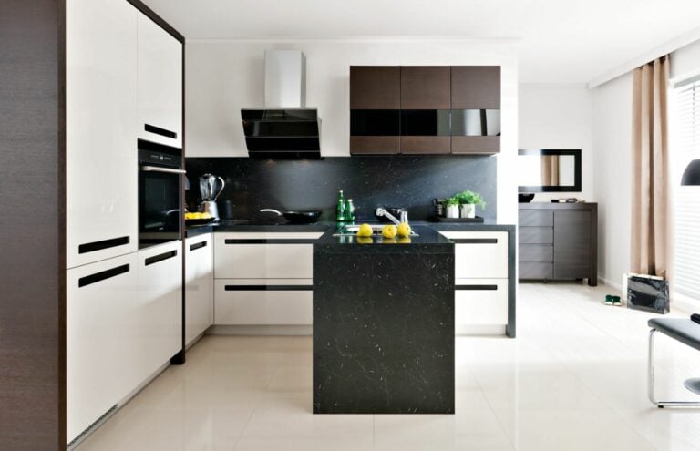 biała kuchnia z czarnym blatem