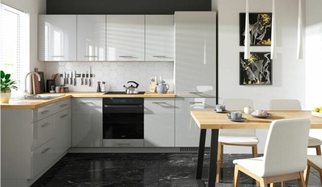 Co położyć na ścianę w kuchni między szafkami?