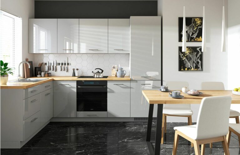 co położyć na scianę w kuchni między szafkami