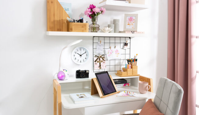 Pomysł na biurko w małym pokoju z Black Red White