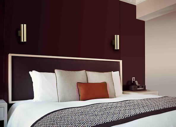 Sypialnia z kinkietami Mikos