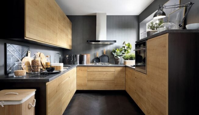 Ukryta spiżarnia w kuchni — sposób na funkcjonalną przestrzeń