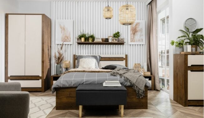 Sypialnia z oknem balkonowym – aranżacje