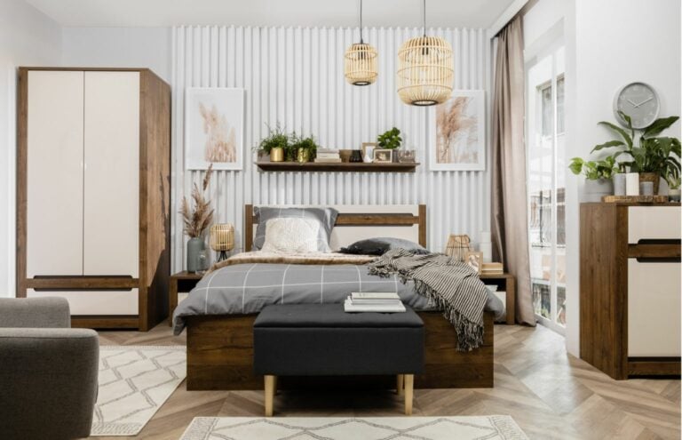 sypialnia z oknem balkonowym