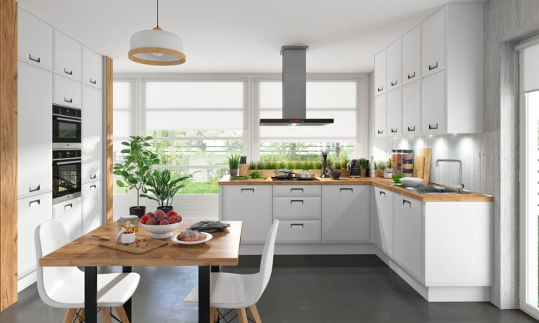 Biała kuchnia z drewnianym blatem - inspiracje