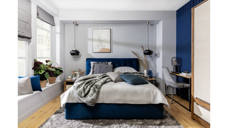 Granatowe lamele w sypialni