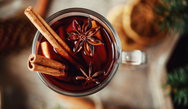 Przepisy na grzane wino – sposób na miłe, zimowe wieczory!