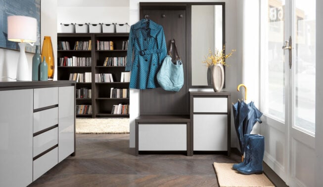 Ściana w przedpokoju – inspiracje i pomysły na wystrój