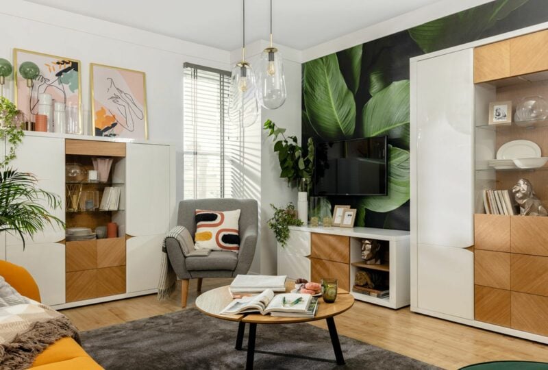 Biały salon z drewnem