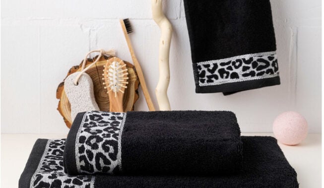 Łazienka z czarnymi dodatkami – aranżacje