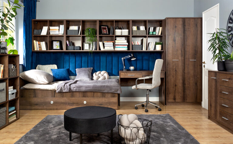 Granatowa sypialnia i drewno