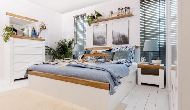 Biała sypialnia z drewnem – aranżacje