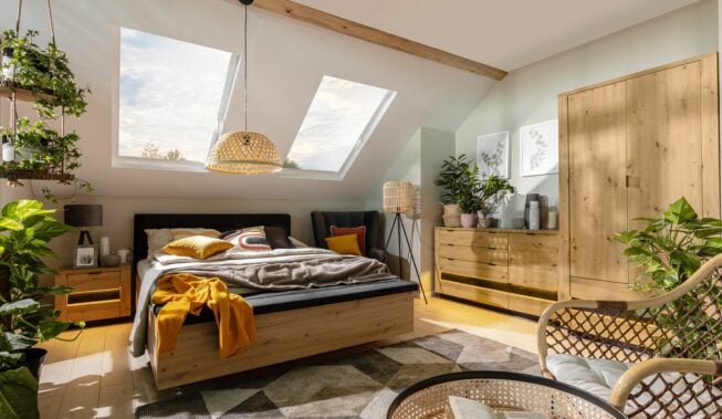 Mała sypialnia na poddaszu ze skosem – jak funkcjonalnie ją zaprojektować?
