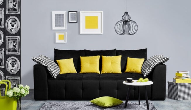 Czarna kanapa w salonie – inspiracje