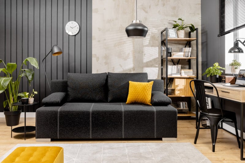 Sofa Street IV - czarna kanapa w salonie