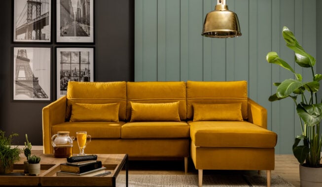 Urządzamy mały salon z narożnikiem i stołem