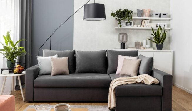 Aranżacja pokoju dziennego z funkcją spania – rozwiązanie do małego mieszkania