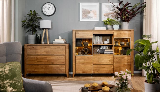 Szary salon z drewnem – inspiracje