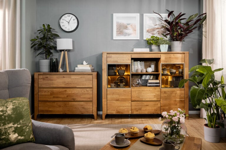 Szary salon z drewnem - Sawira