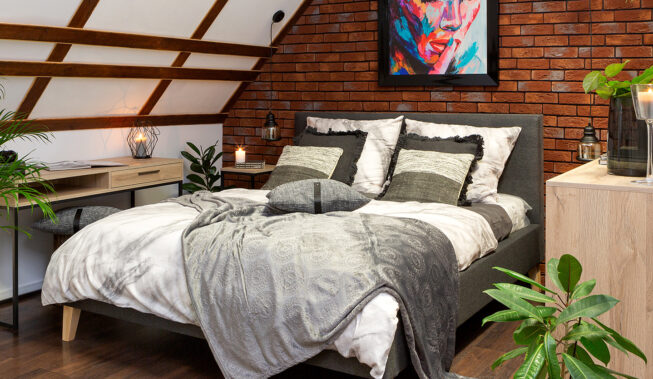 Sypialnia z szarym łóżkiem – inspiracje