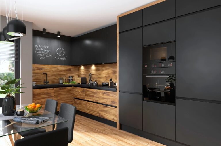 Czarna kuchnia z drewnem