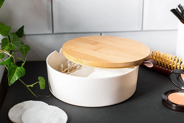 puzderko z przegródkami i lusterkiem