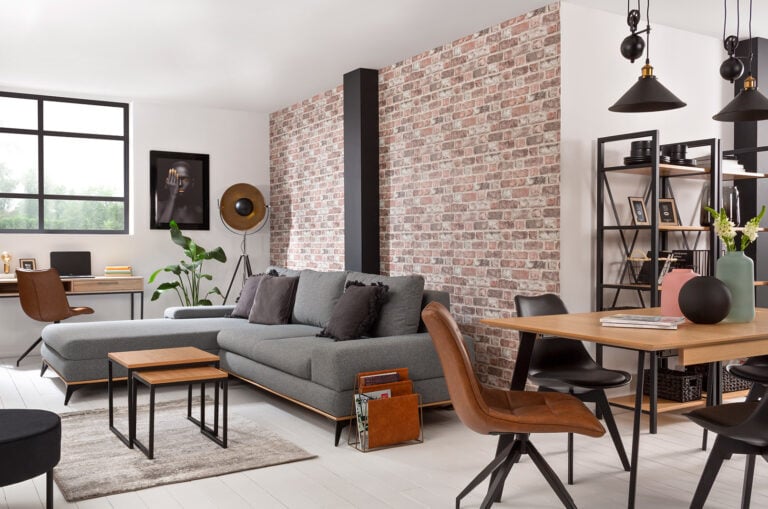 Stół Vario Fusion w salonie z cegłą i drewnem