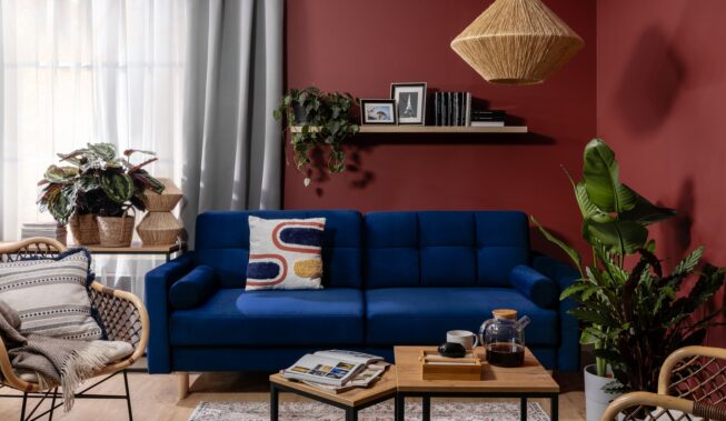 Modne kanapy do salonu 2023 – przegląd modeli Black Red White