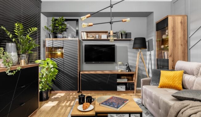 Jak rozjaśnić salon z ciemnymi meblami?