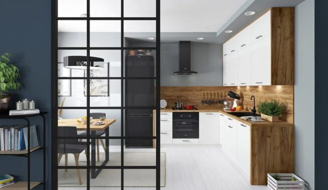Biała kuchnia z ciemnym drewnianym blatem – inspiracje