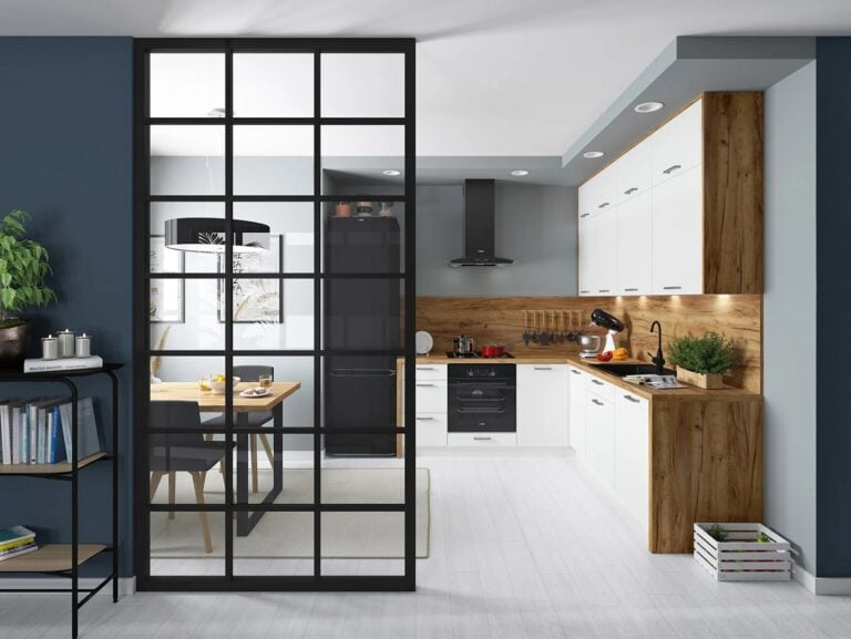 Biała kuchnia z ciemnym drewnianym blatem